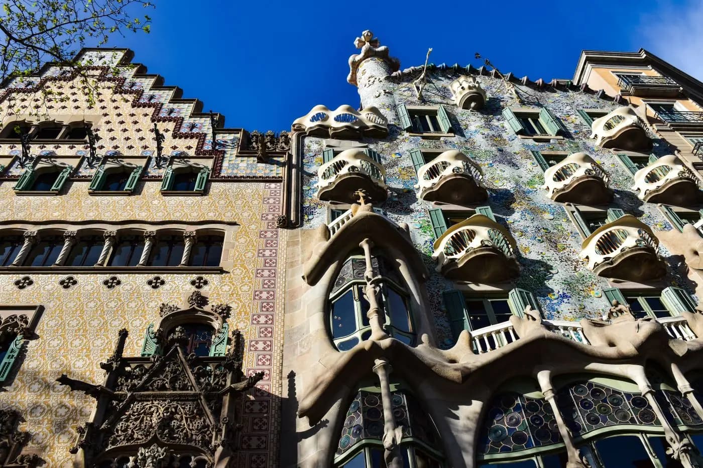 Façade de la Casa Batlló de Gaudí, balcons en os et mosaïques colorées