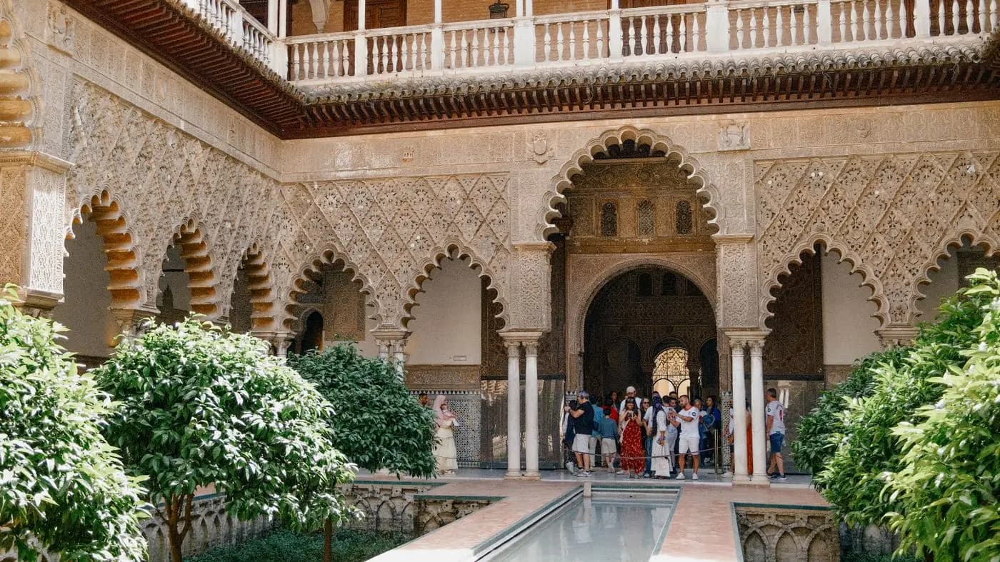 塞維亞 Alcázar 的伊斯蘭風格庭院，有雕刻拱門與水池
