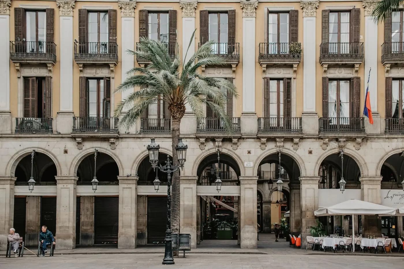 Arquitectura neoclásica de la Plaza Real de Barcelona