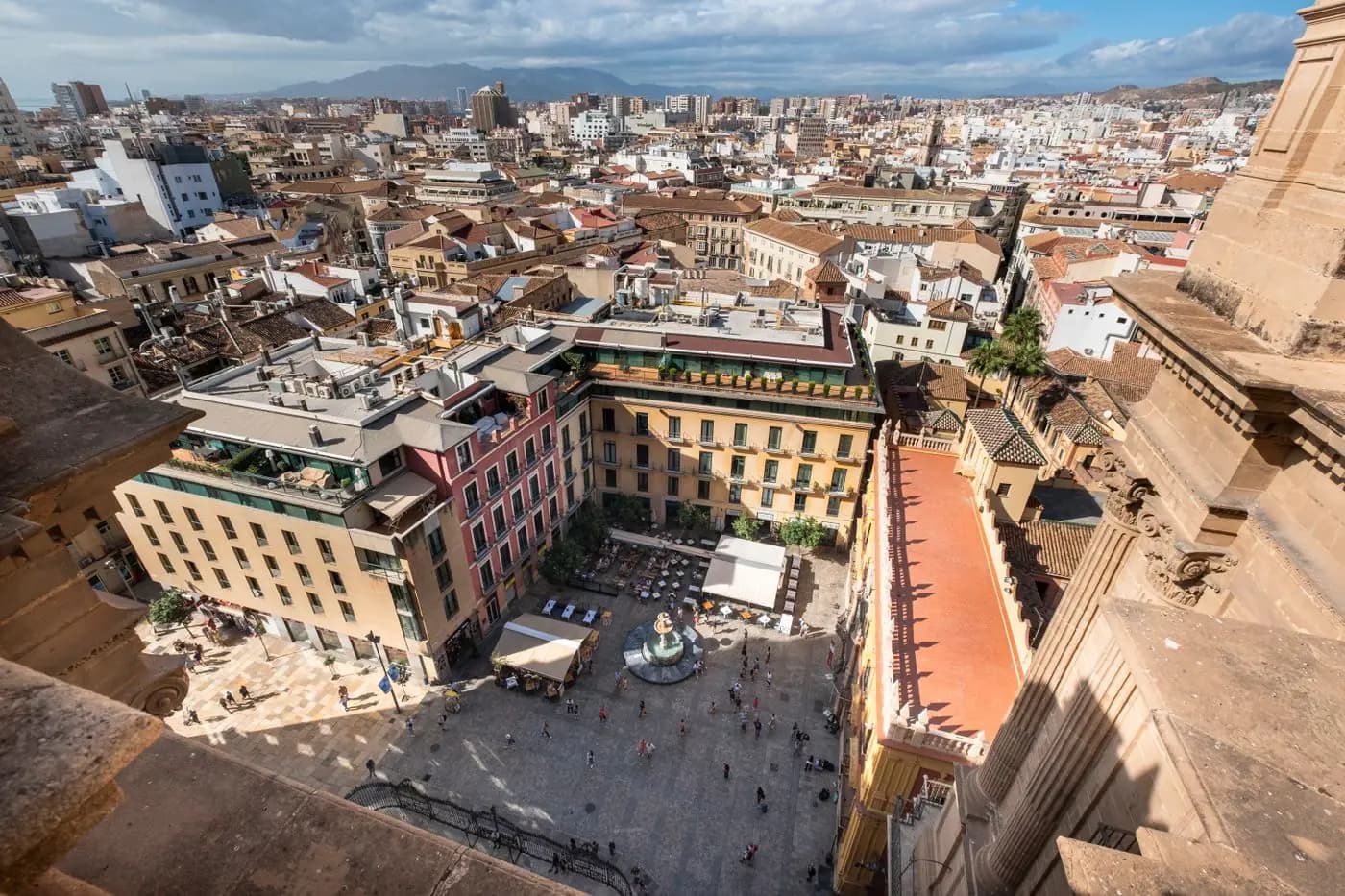 Vista aérea de una animada plaza histórica del centro de Málaga