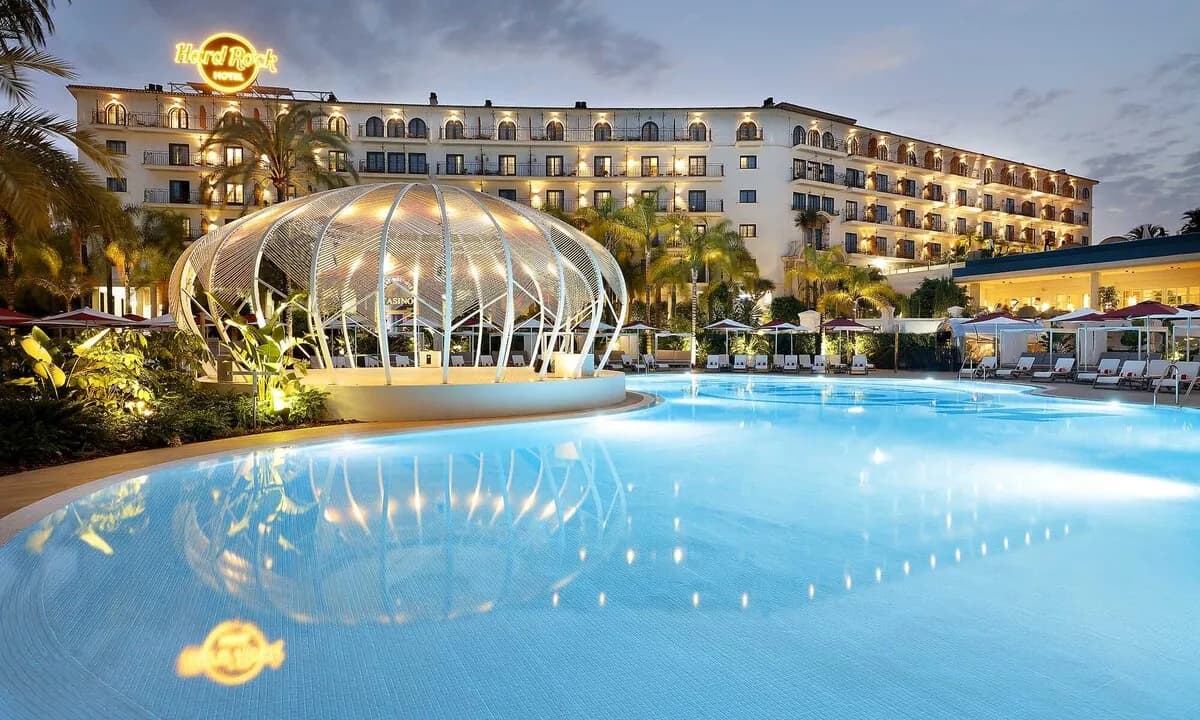 Gevel en nachtelijk zwembad van Hard Rock Hotel Marbella, Puerto Banús
