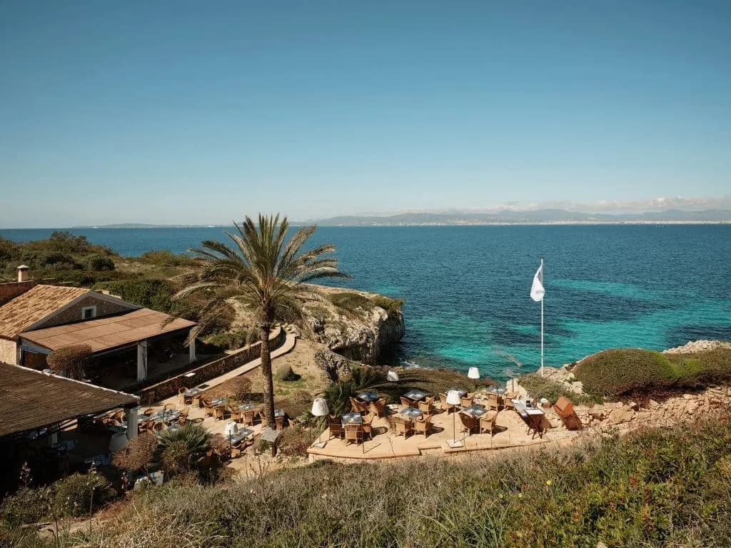 Terrasse en bord de mer au Cap Rocat, face à la baie de Palma