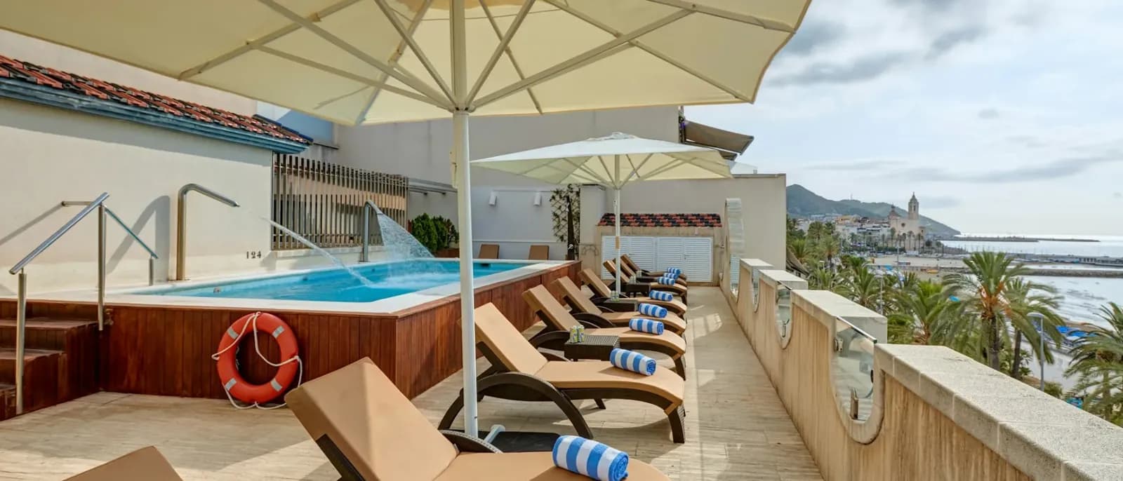 Rooftop pool terrace with sea view at Kalma Sitges hotel