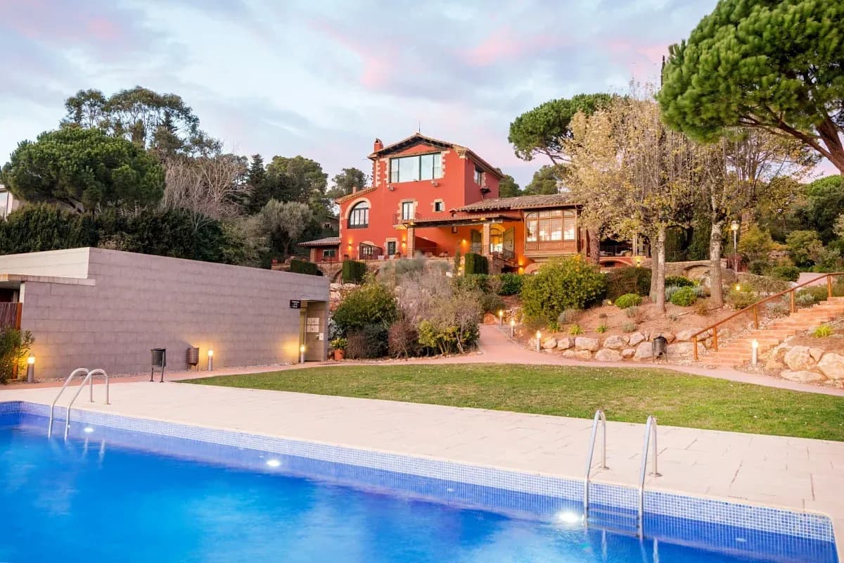 Facade and pool of Hotel Mas Ses Vinyes in Begur, Costa Brava