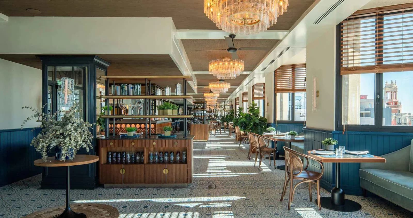 Lounge-Bar mit Kristallkronleuchtern, Only YOU Hotel Valencia im Stadtzentrum