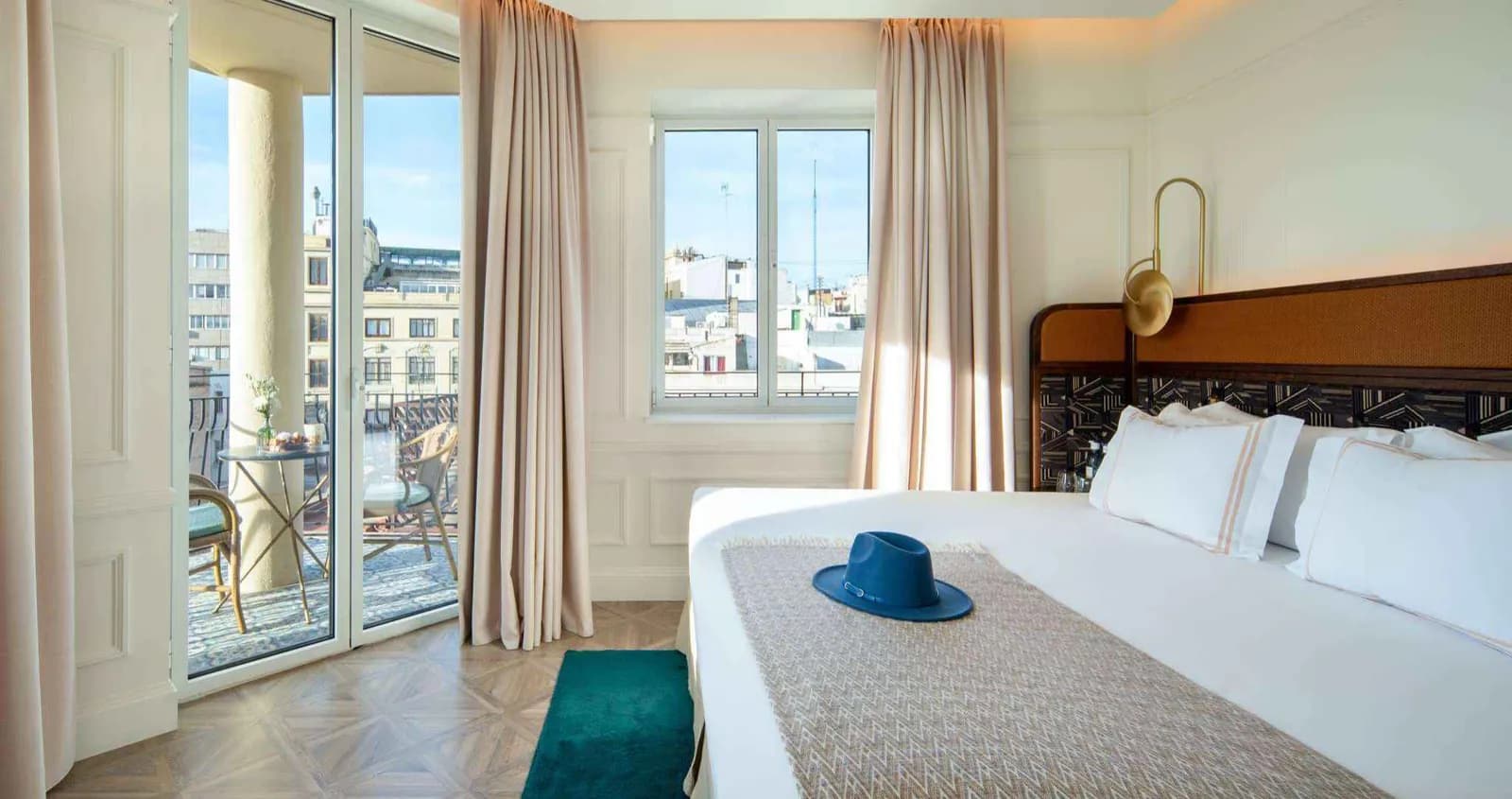 Zimmer mit Balkon und Blick über Valencia, Only YOU Hotel Valencia