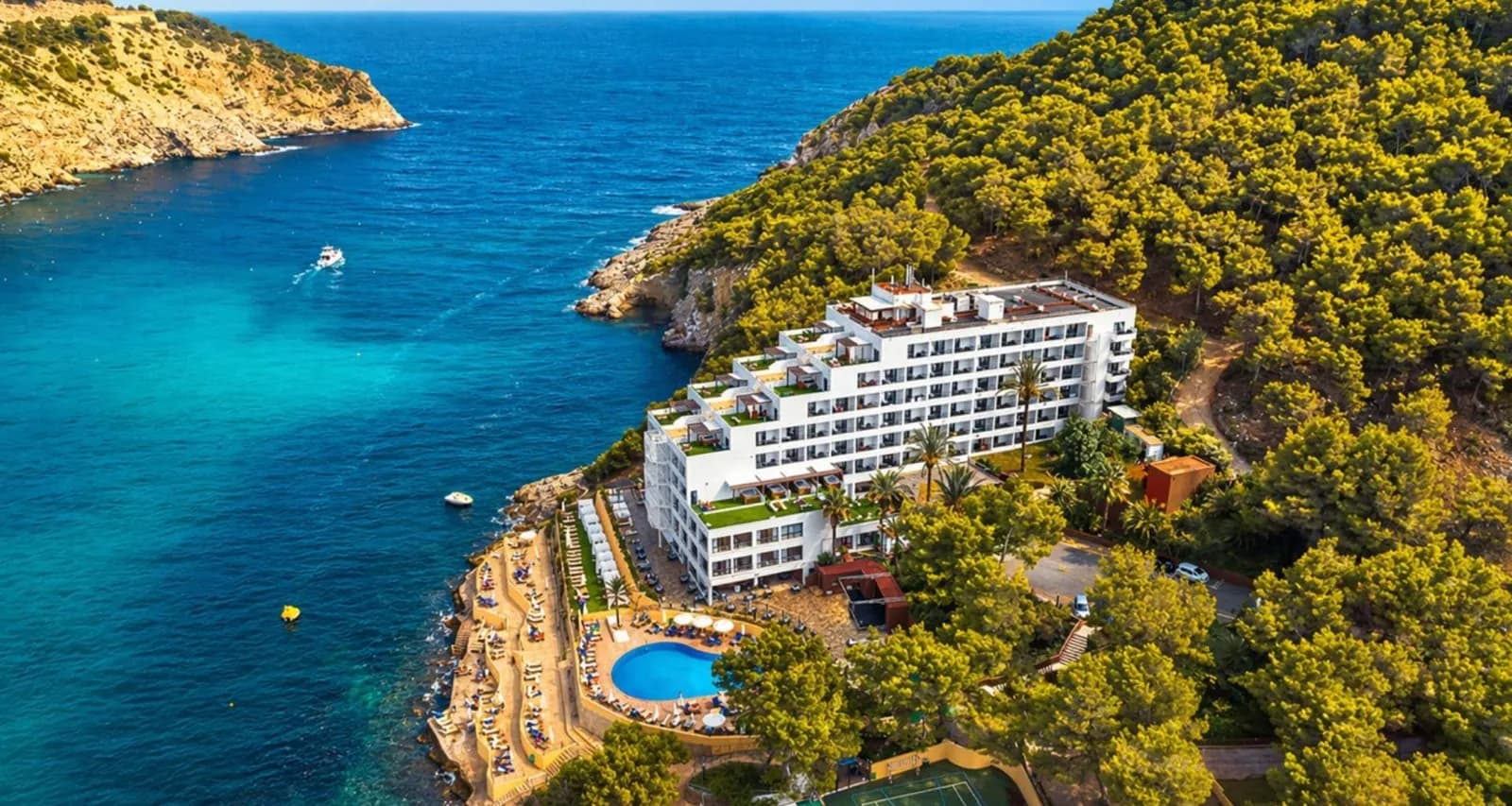 Luftaufnahme des Palladium Hotel Cala Llonga in der Bucht, Ibiza