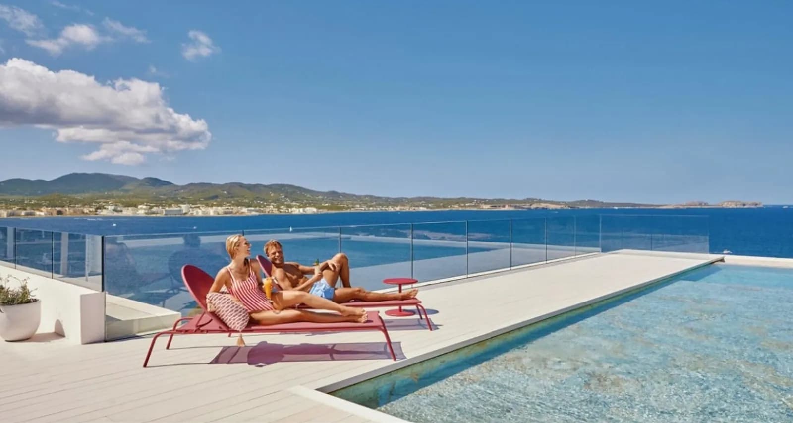 Terrassenpool mit Blick aufs Meer im TRS Ibiza Hotel, Sant Antoni, Ibiza