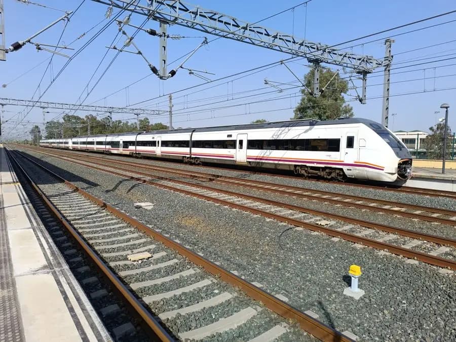 Renfe 列車停靠於安達盧西亞赫雷斯車站