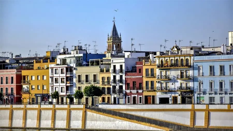 塞維亞 Calle Betis 街上色彩繽紛的立面，離境前的街景