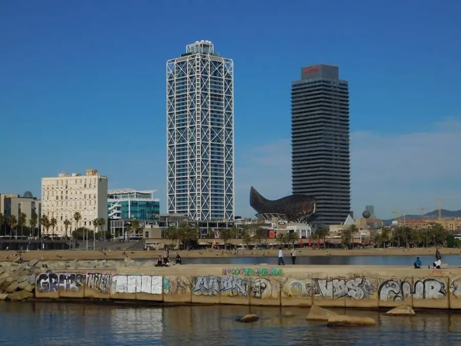 Skyline de Barcelone avec l'hôtel W et la plage de la Barceloneta