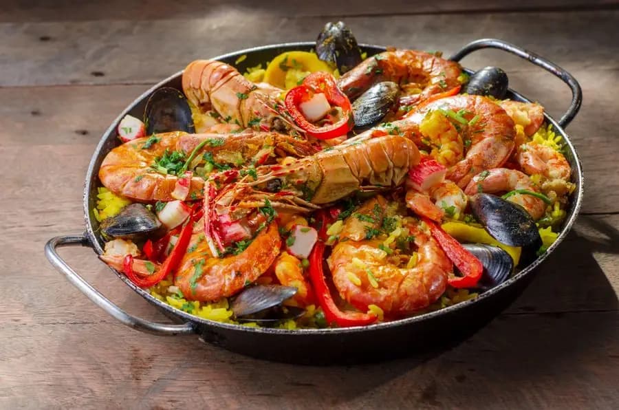 Meeresfrüchte-Paella mit Garnelen und Miesmuscheln, in der Pfanne serviert