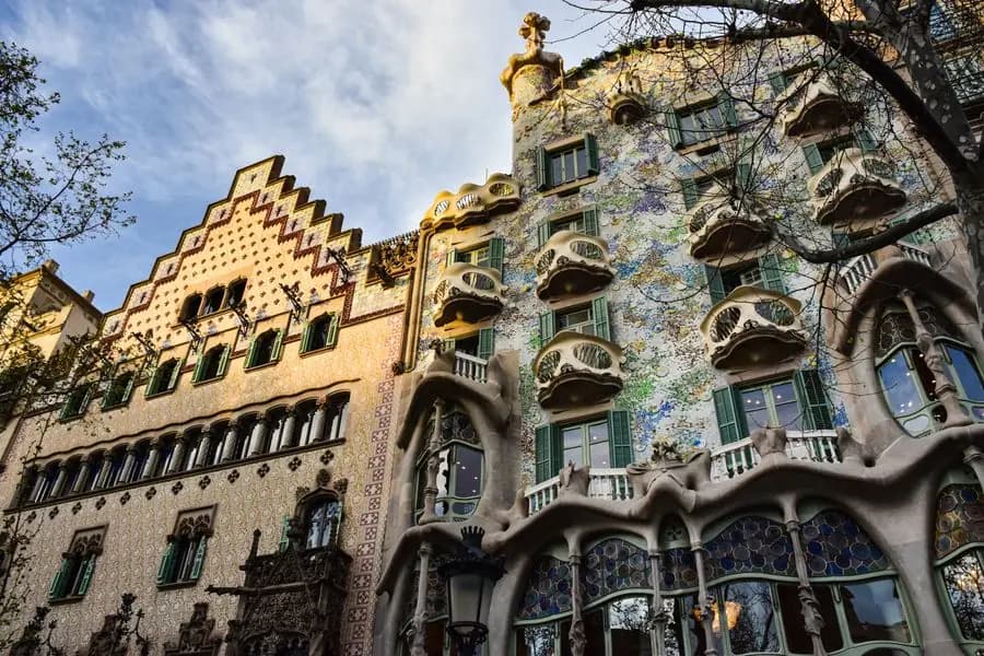Fassade der Casa Batlló mit Balkonen und farbigen Glasfenstern
