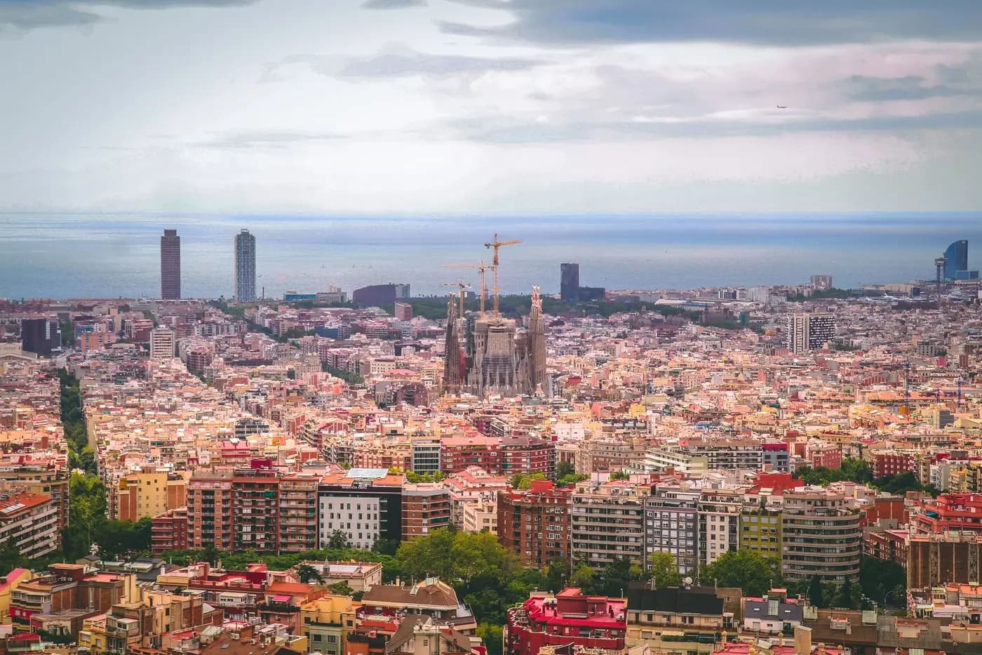 Panorama von Barcelona mit der Sagrada Família und der Küstenlinie