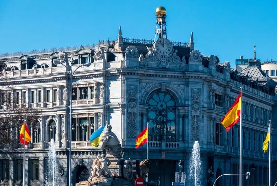 Fuente de Cibeles y edificio del Banco de España en Madrid