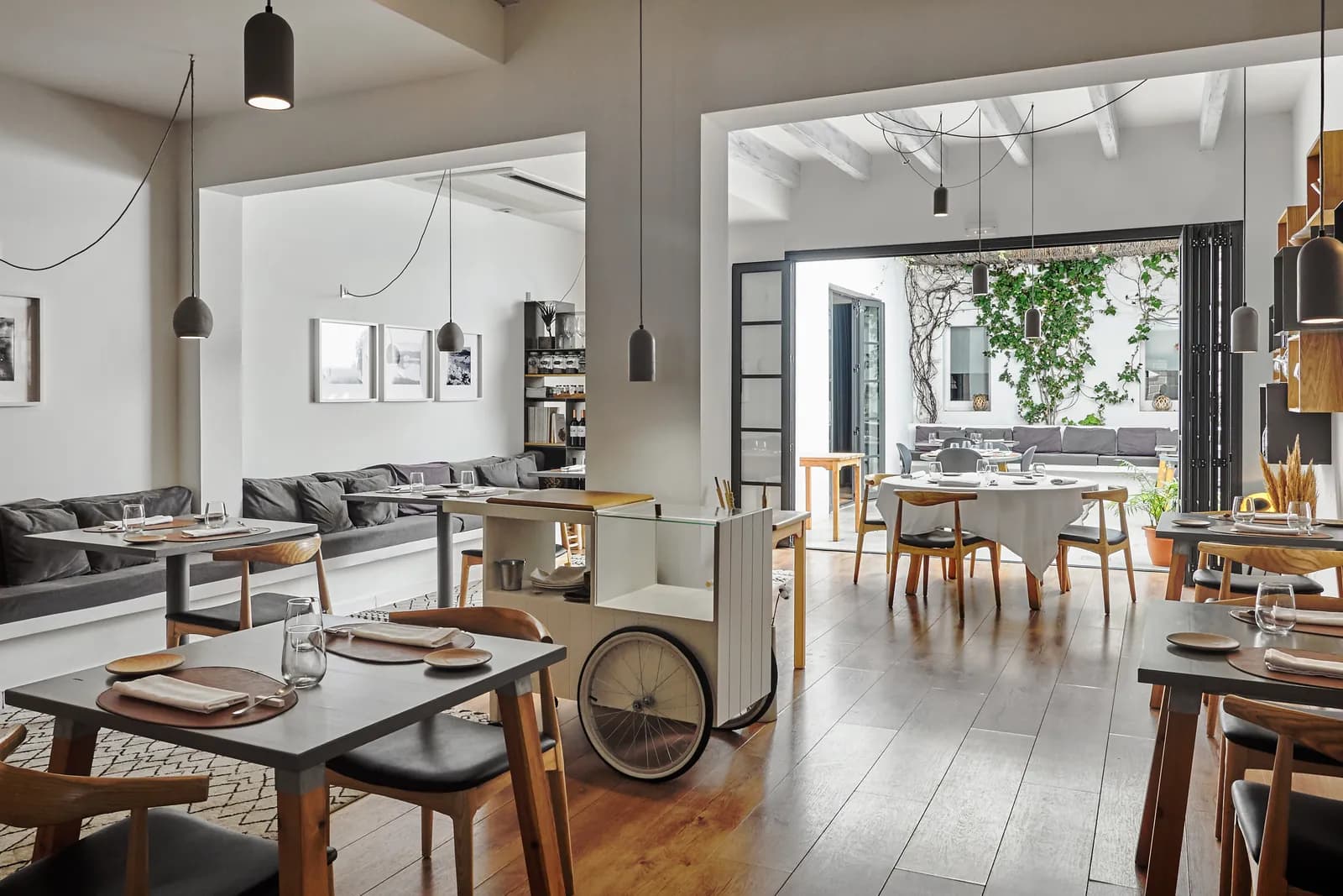 Mon Restaurant dining area with set tables and courtyard in Ciutadella