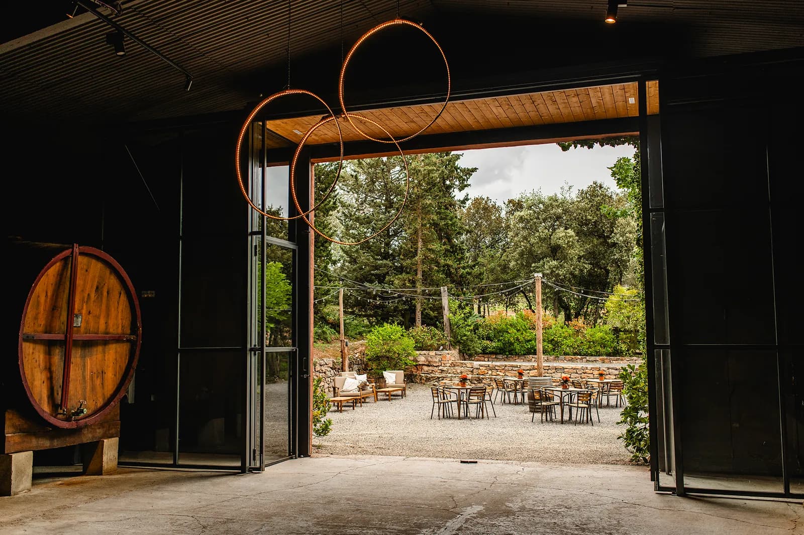 Els Tillers room, view of the gardens through the open doors