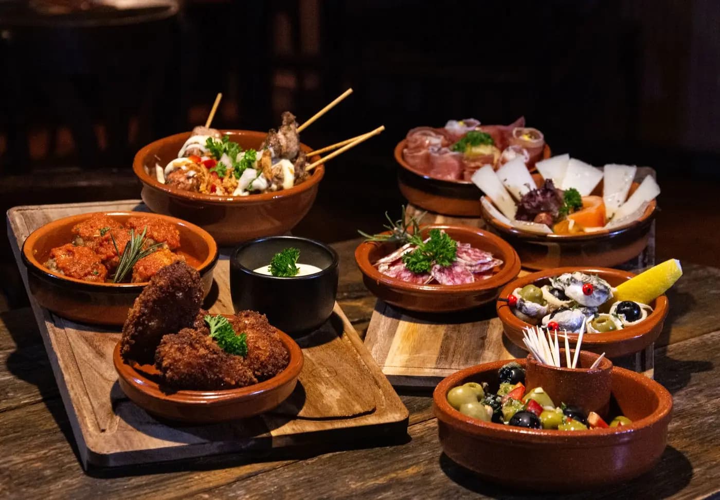 Assortiment Spaanse tapas in kleine aardewerken schaaltjes op tafel