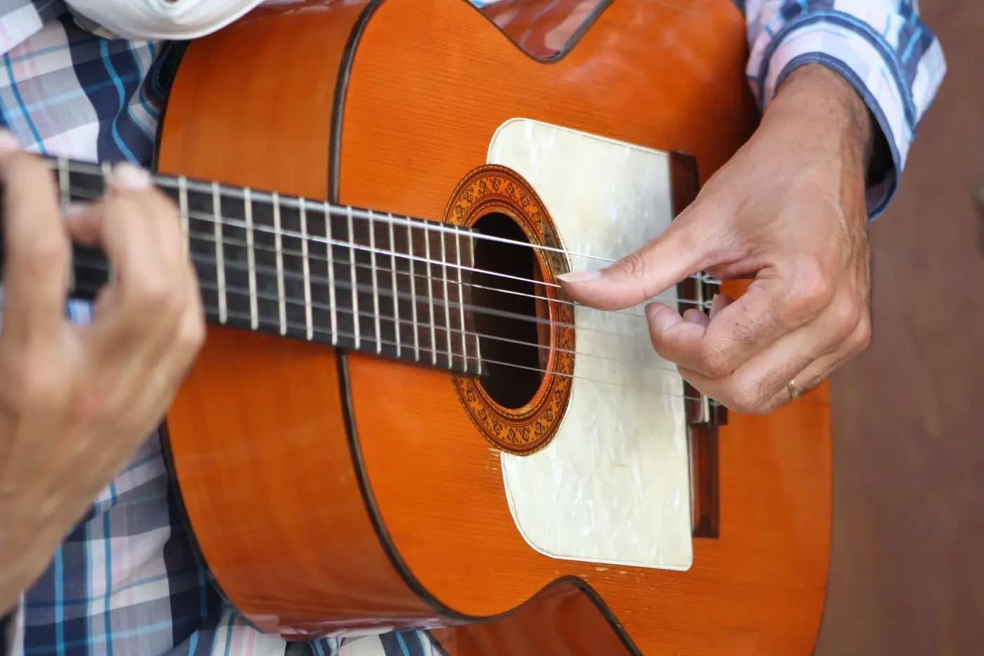 Gros plan sur les mains d'un guitariste de flamenco
