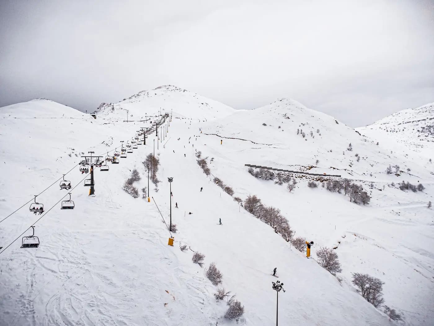 Piste enneigée avec télésiège et skieurs