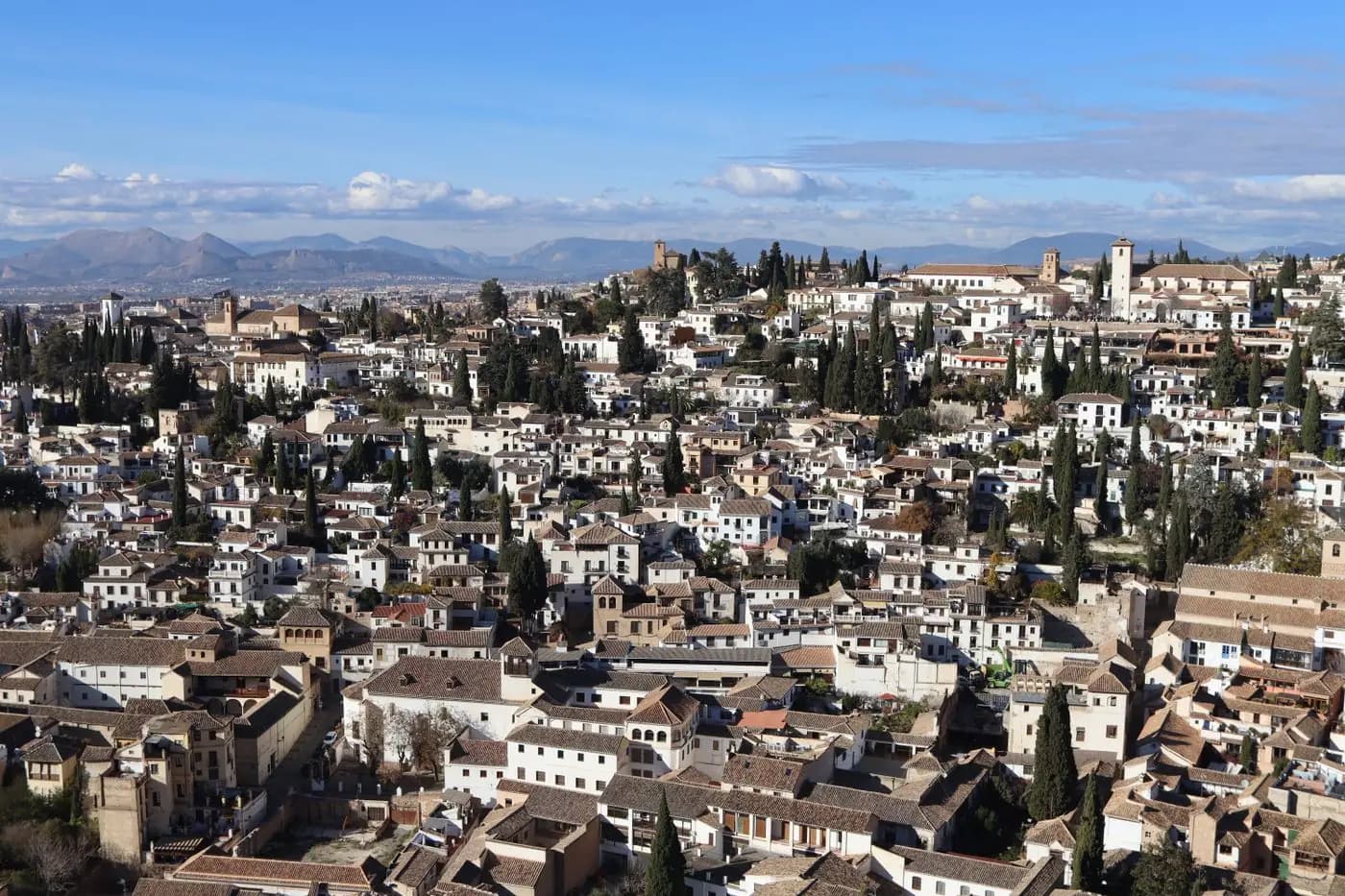 Vue aérienne du quartier de l'Albaicín à Grenade, avec ses maisons blanches et ses cyprès