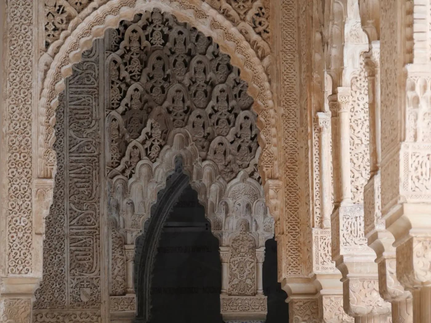 تفاصيل من العمارة الإسلامية في قصر الحمراء بغرناطة