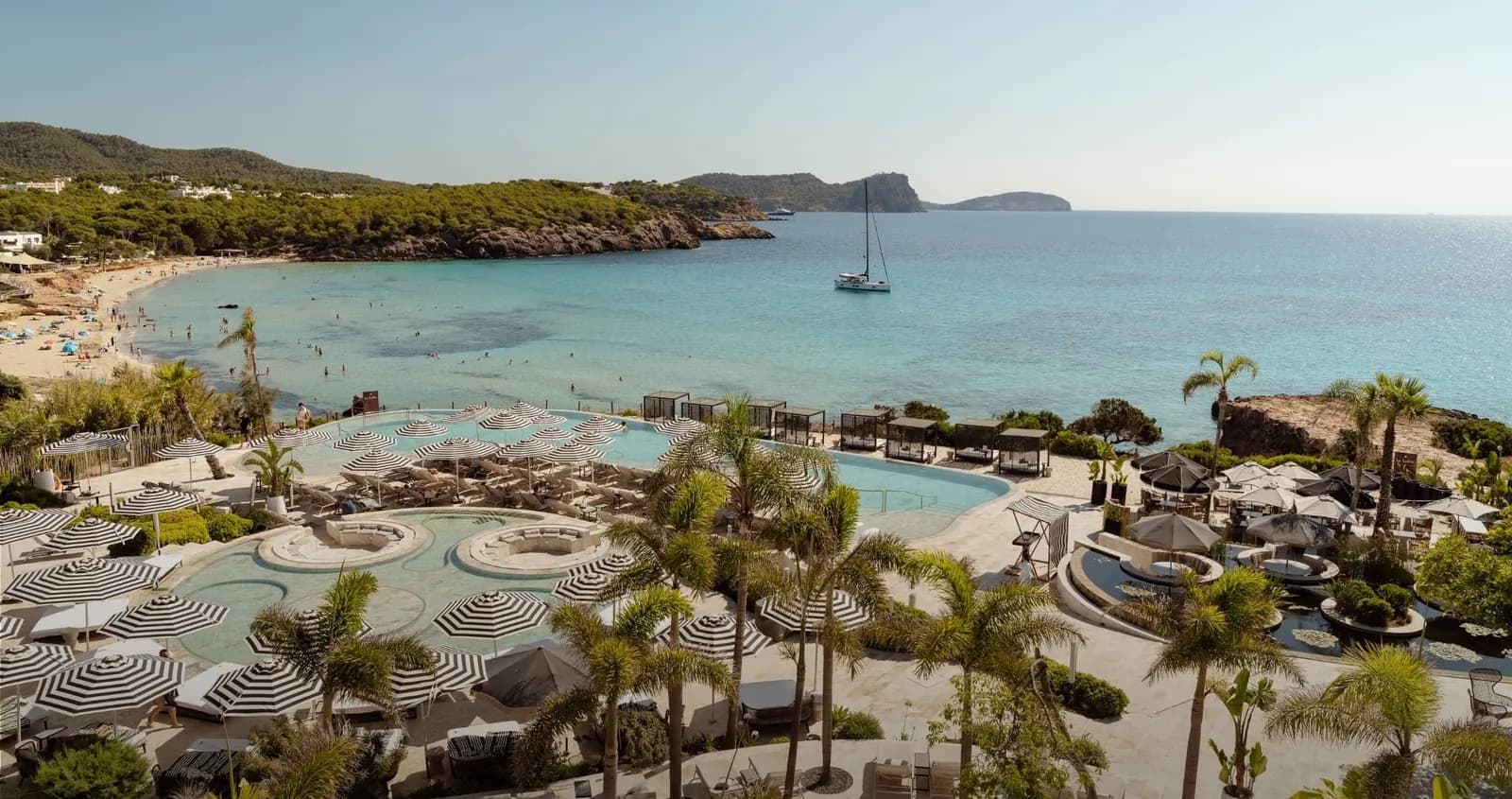 Luftaufnahme des BLESS Ibiza Cala Nova und der Bucht von Es Canar, Ibiza