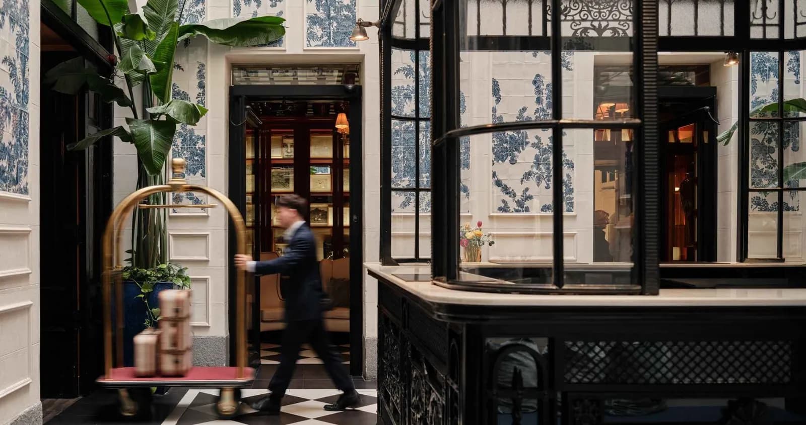 Entrada y vestíbulo del Only YOU Boutique Hotel Madrid, barrio de las Salesas