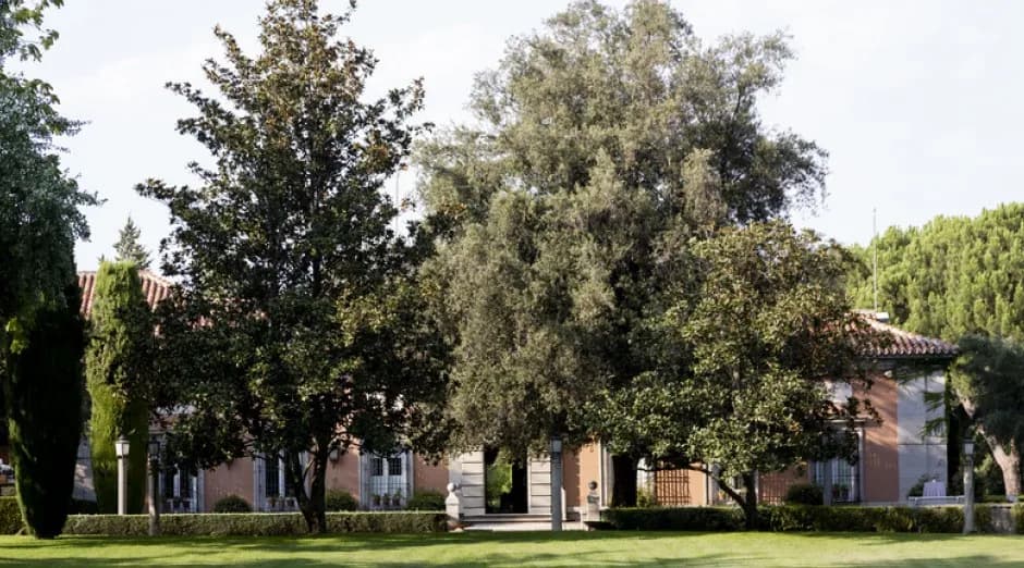 Facade of La Casa de Mónico in Aravaca, surrounded by trees, for a corporate event in Madrid