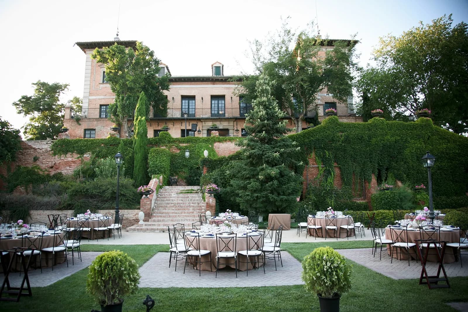 View of Palacio de Aldovea and its gardens set for dinner