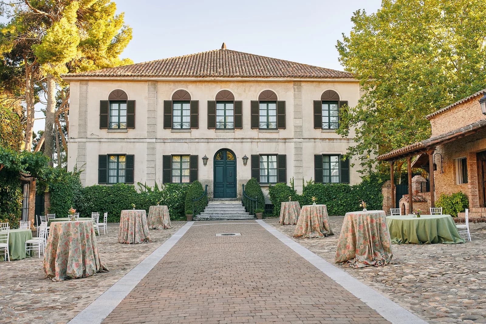 Facade of the Palacio del Negralejo and its cocktail courtyard