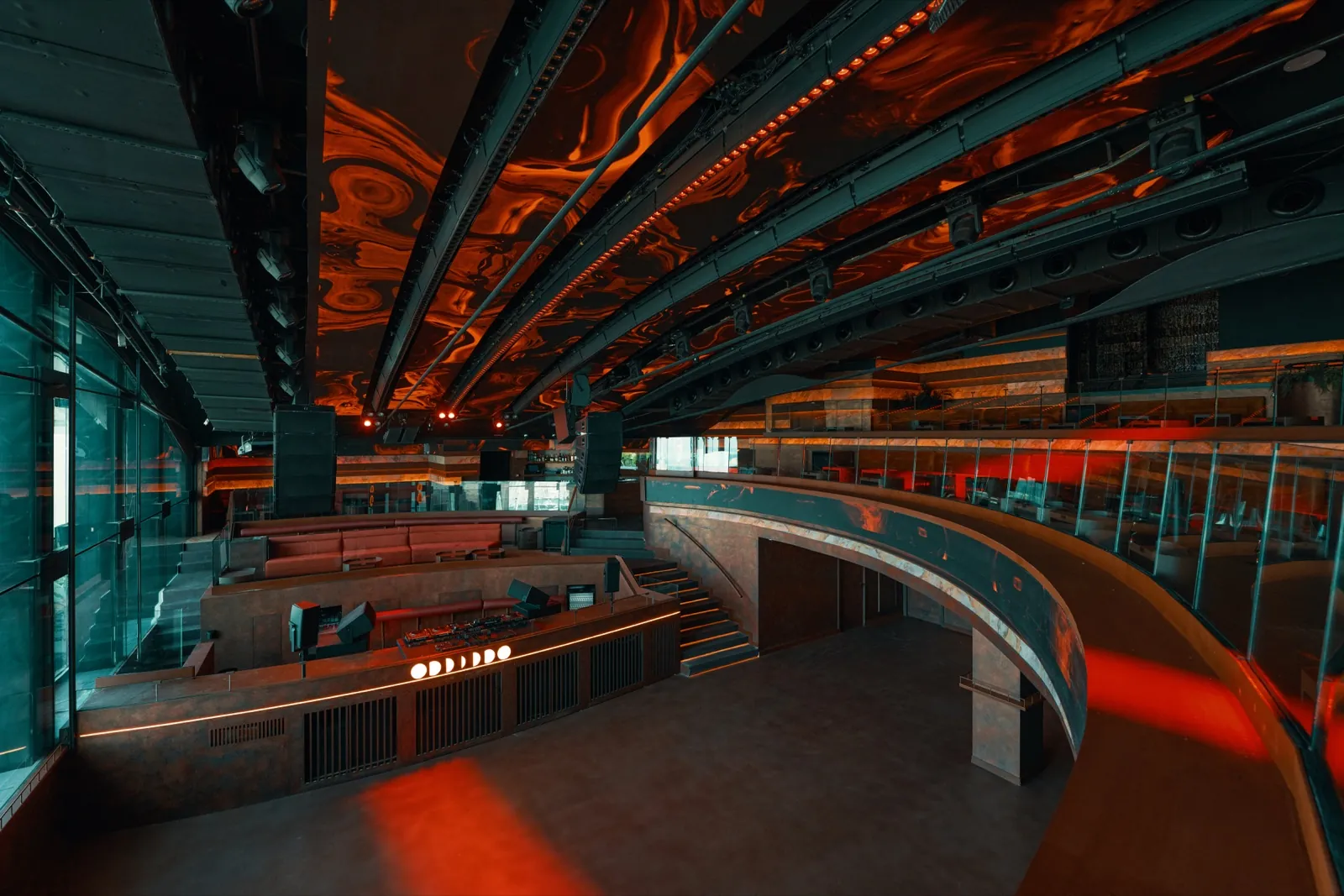 Espace du Fitz Mallorca à Palma, plafond à motifs orange et bar courbe