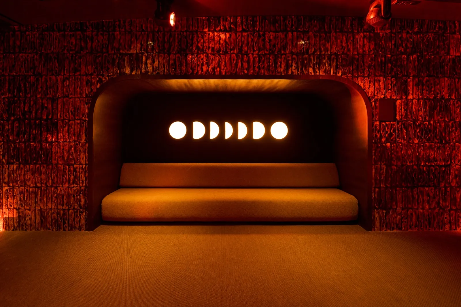 Bar courbe du Fitz Mallorca à Palma sous un éclairage orange et bleu