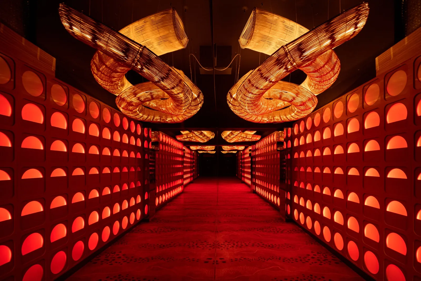 Couloir rouge aux alcôves éclairées, ambiance nocturne au Fitz Mallorca à Palma