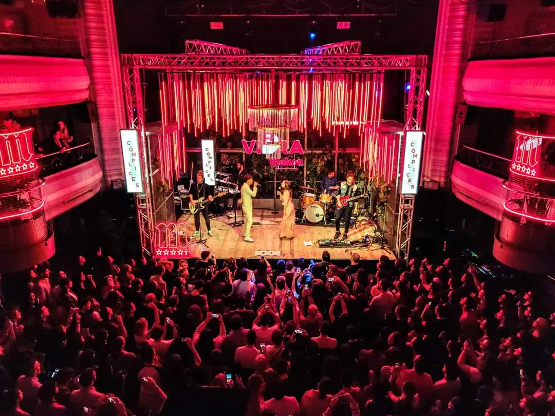 Teatro Kapital Madrid stage with crowd under red lighting