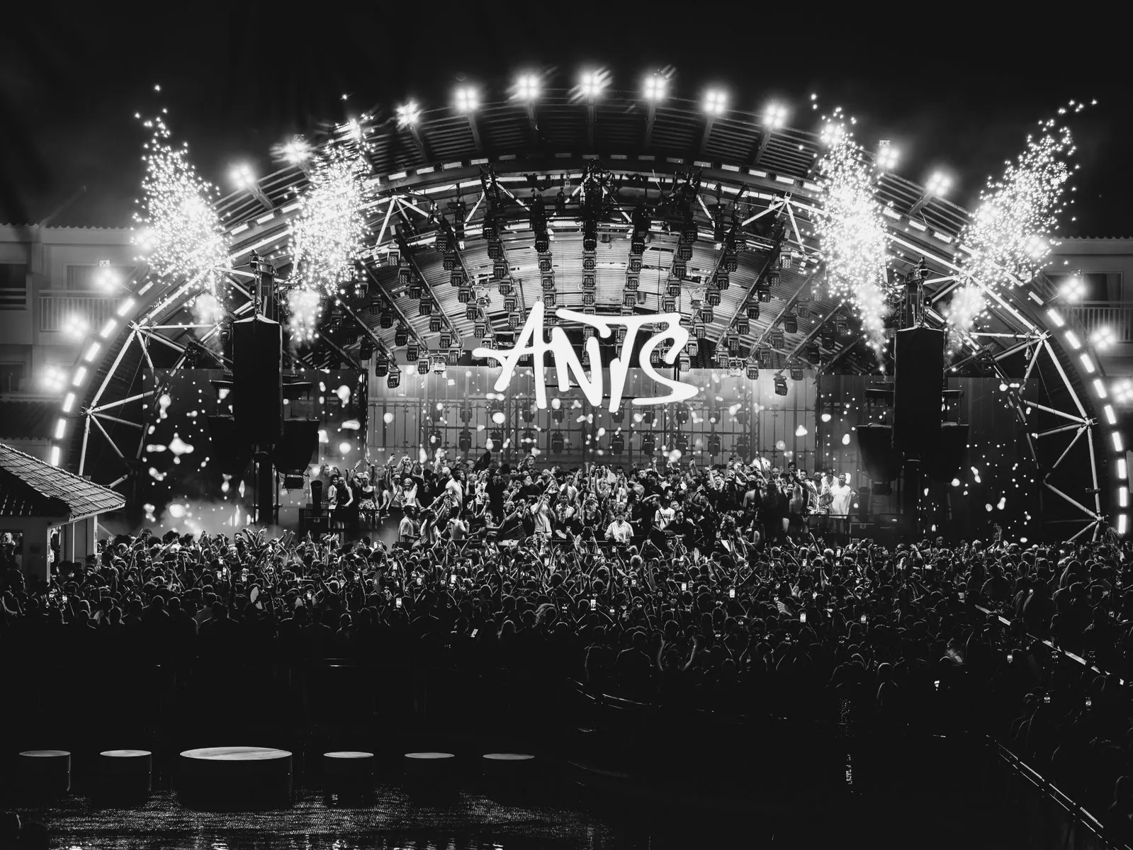 Scène de nuit de l'Ushuaïa Ibiza avec feux d'artifice et public en contrebas