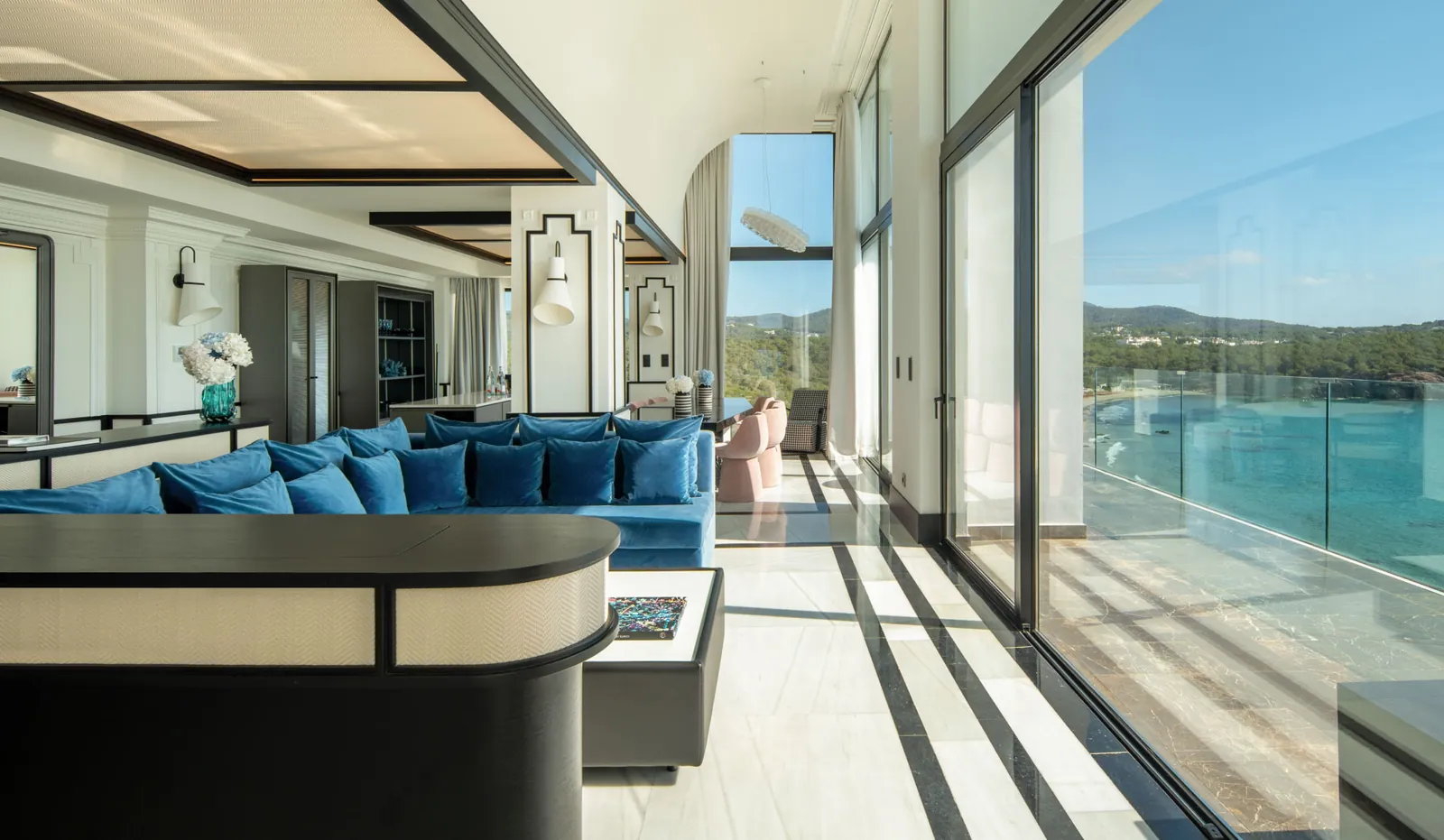 Suite met lounge en zeezicht bij BLESS Ibiza Cala Nova, Ibiza
