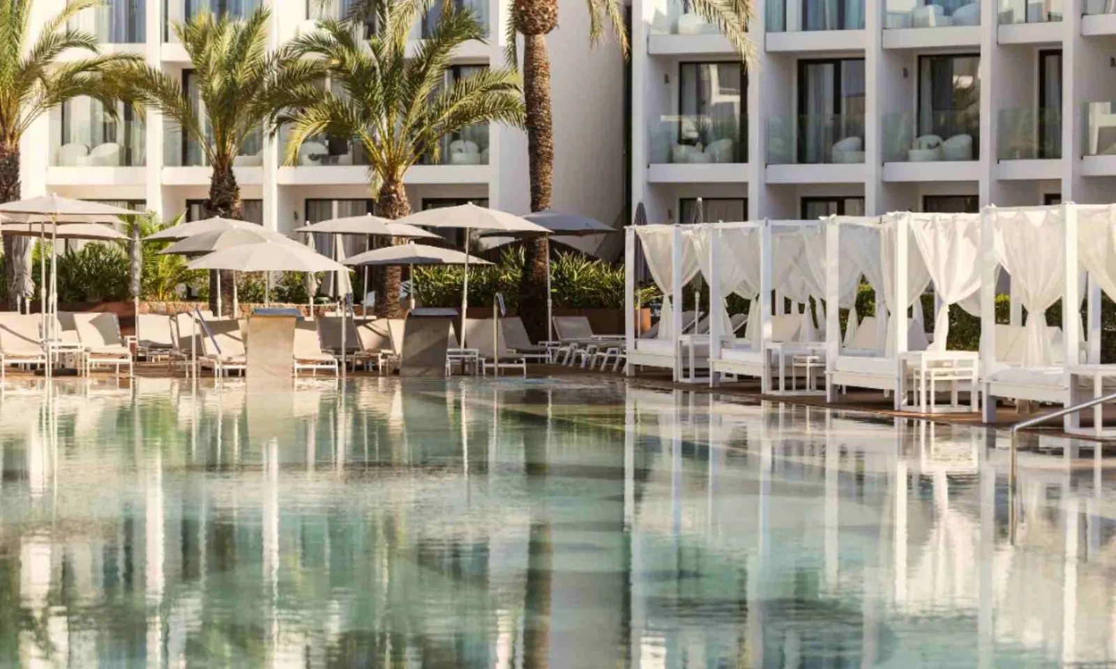 Pool, gesäumt von Daybeds, im BLESS Ibiza The Site
