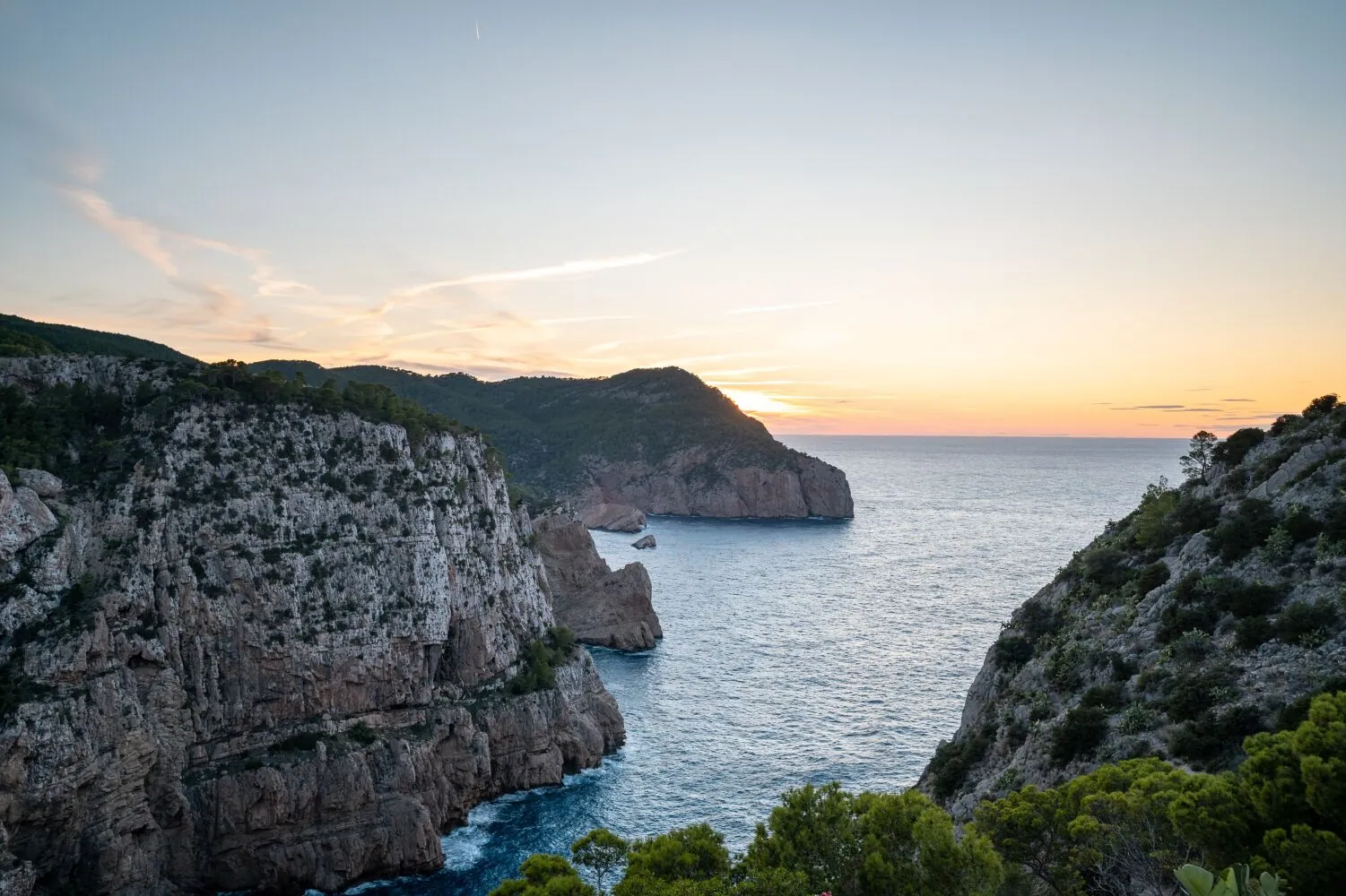 Falaises et mer au coucher du soleil près de l'hôtel Hacienda Na Xamena à Ibiza
