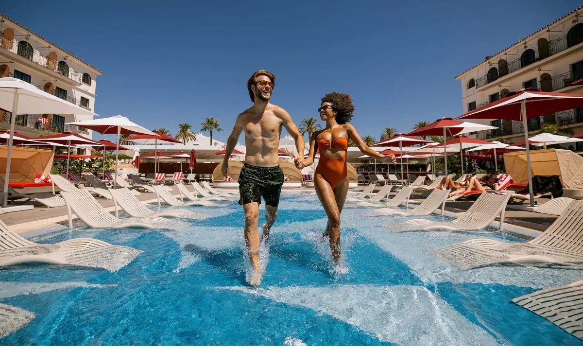 Zwembad en ligbedden van Hard Rock Hotel Marbella, aan zee