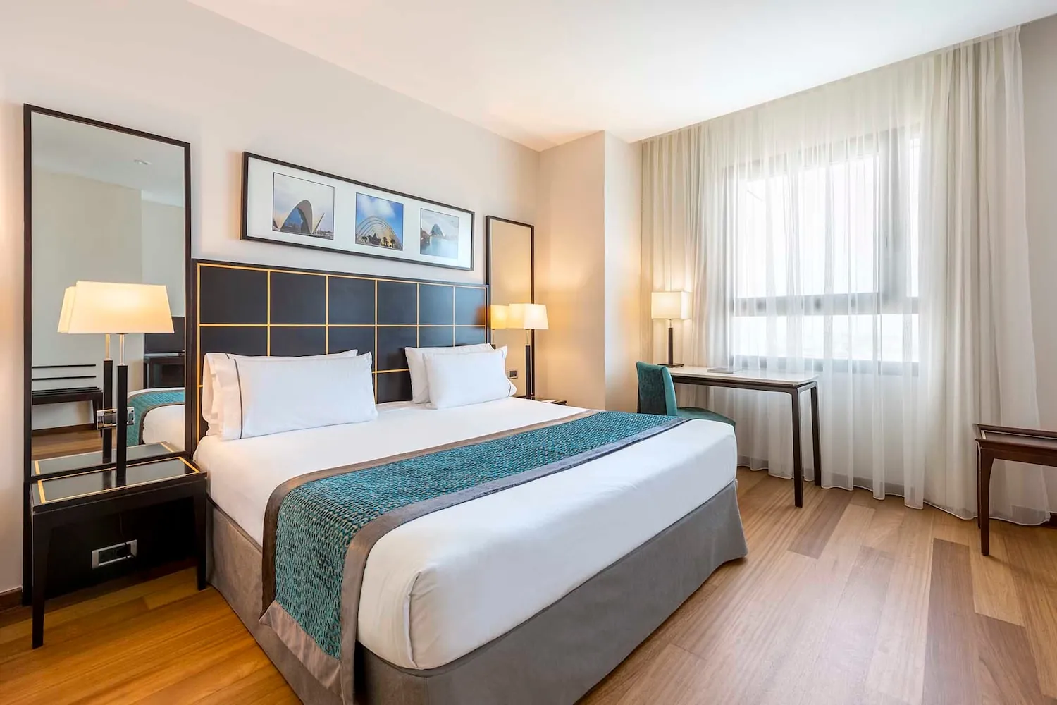 Chambre double de l'hôtel Eurostars Gran Valencia avec parquet et rideaux blancs à Valence