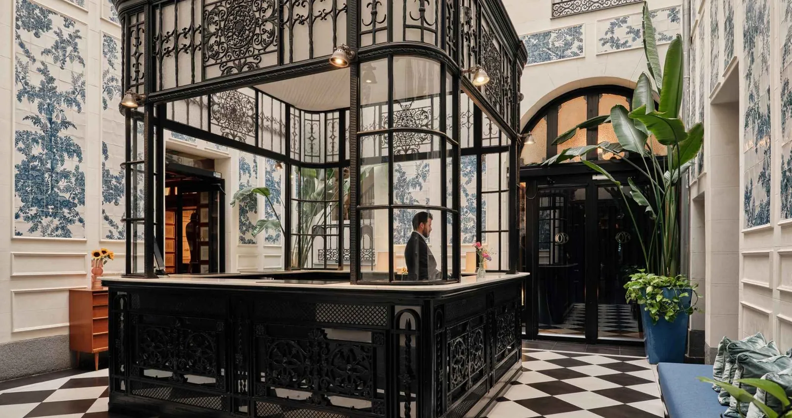 Recepción con cabina de hierro forjado, Only YOU Boutique Hotel Madrid