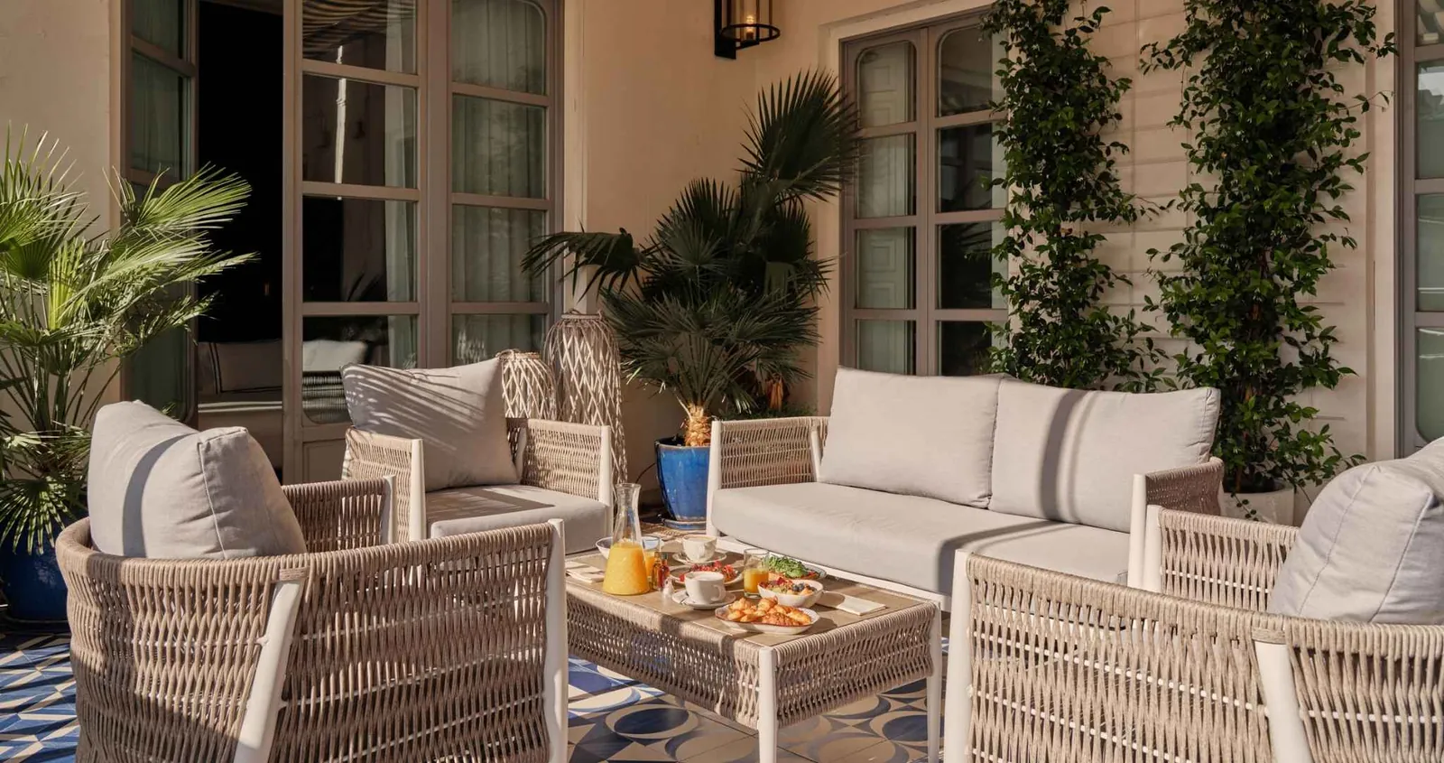 Salón con sofás de ratán y plantas, Only YOU Boutique Hotel Madrid