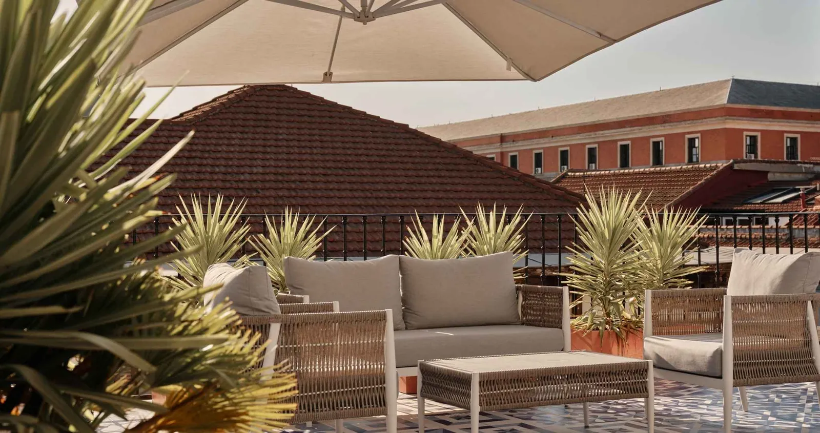 Terraza exterior con mobiliario y sombrilla, Only YOU Boutique Hotel Madrid