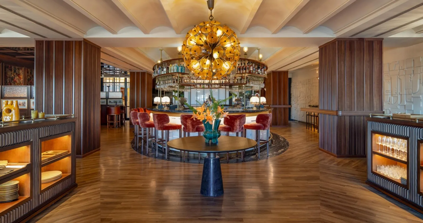 Bar-lounge do Only YOU Hotel Sevilla sob um lustre dourado