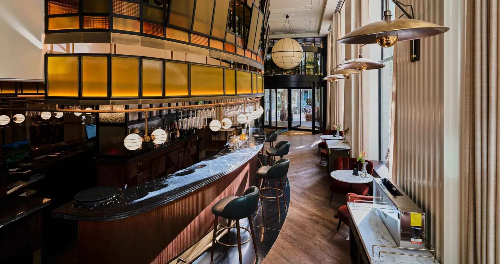 Bar des Only YOU Hotel Valencia mit Hockern und goldenem Licht