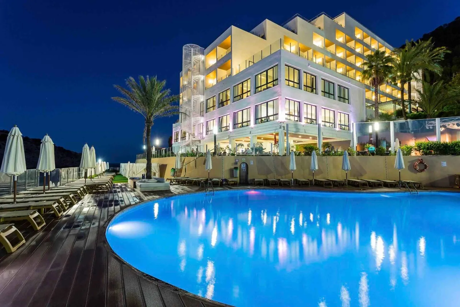 Außenpool des Palladium Hotel Cala Llonga am Abend, Ibiza