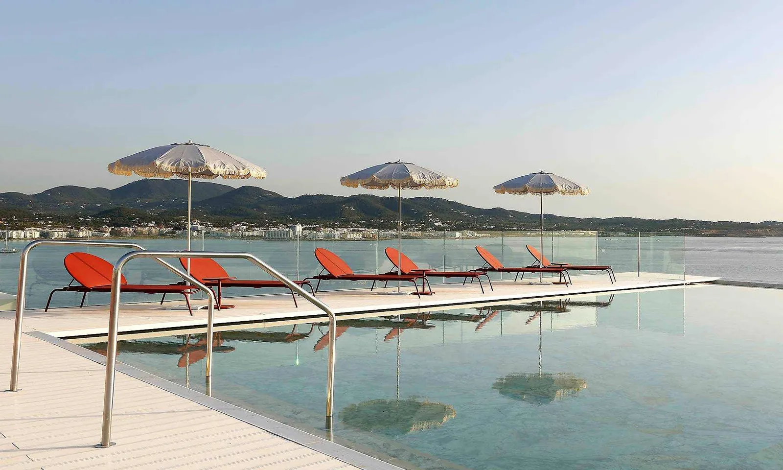 Infinity-Pool des TRS Ibiza Hotel mit Blick auf die Bucht von Sant Antoni