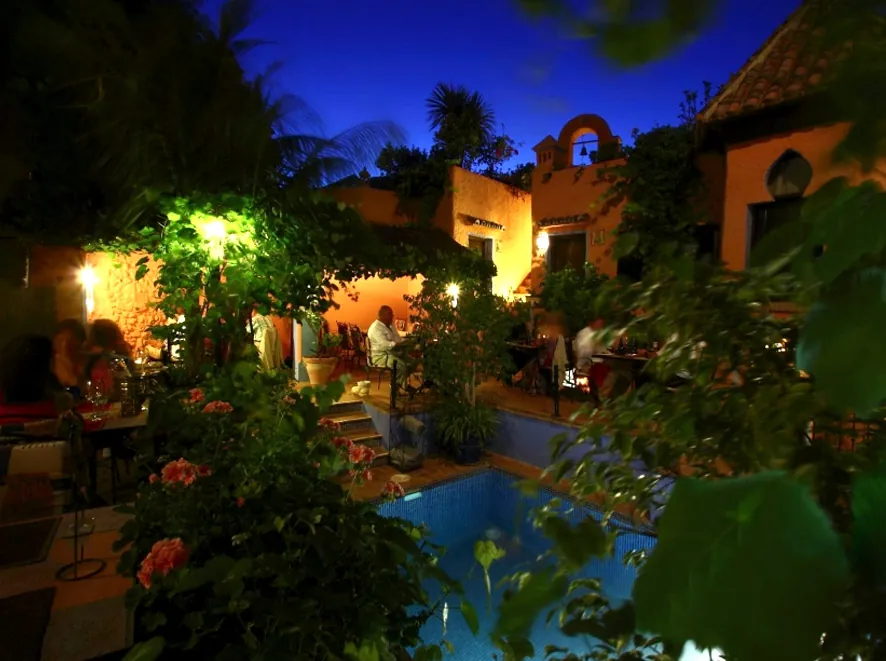 Illuminated evening terrace and flower garden at Amanhavis in Benahavís