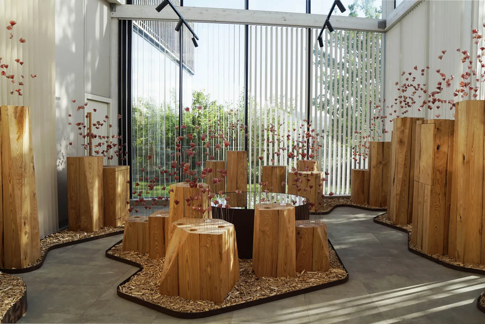 Salle aux troncs de bois et grandes baies vitrées du restaurant Azurmendi